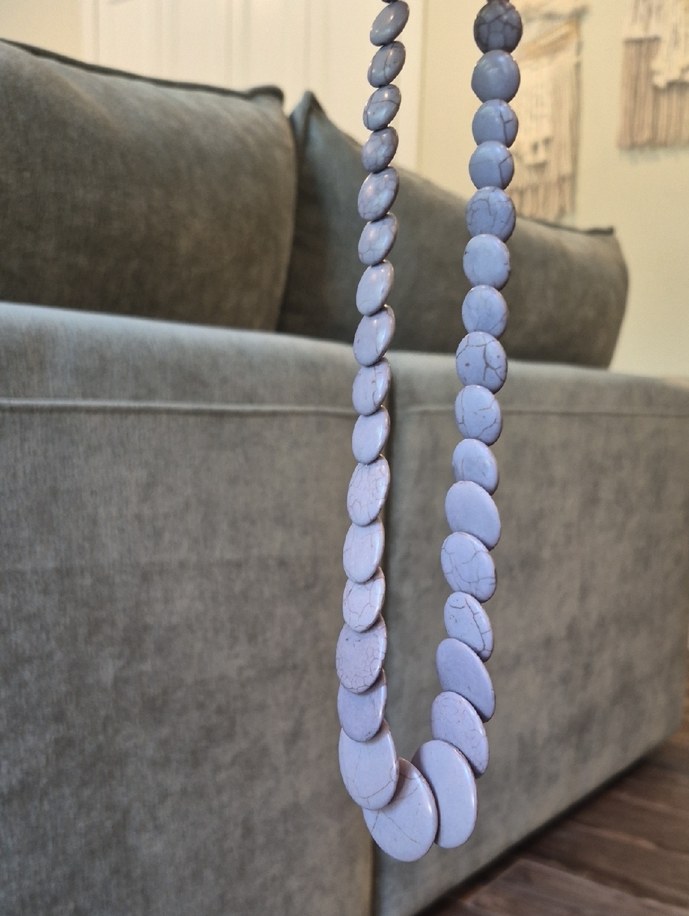 Vtg Grayish Taupe w/ a Hint of Lavender Flat Disc Bead Necklace w/ Extender - Picture 4 of 6